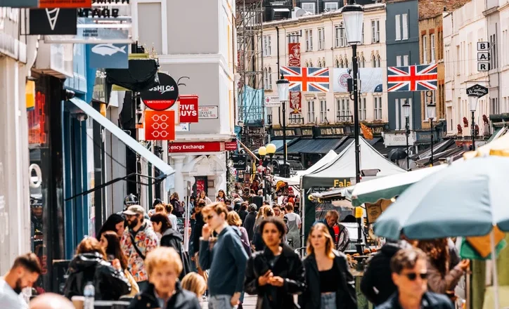 UK Clothing Retail Hit by Recession as Consumer Confidence Wanes